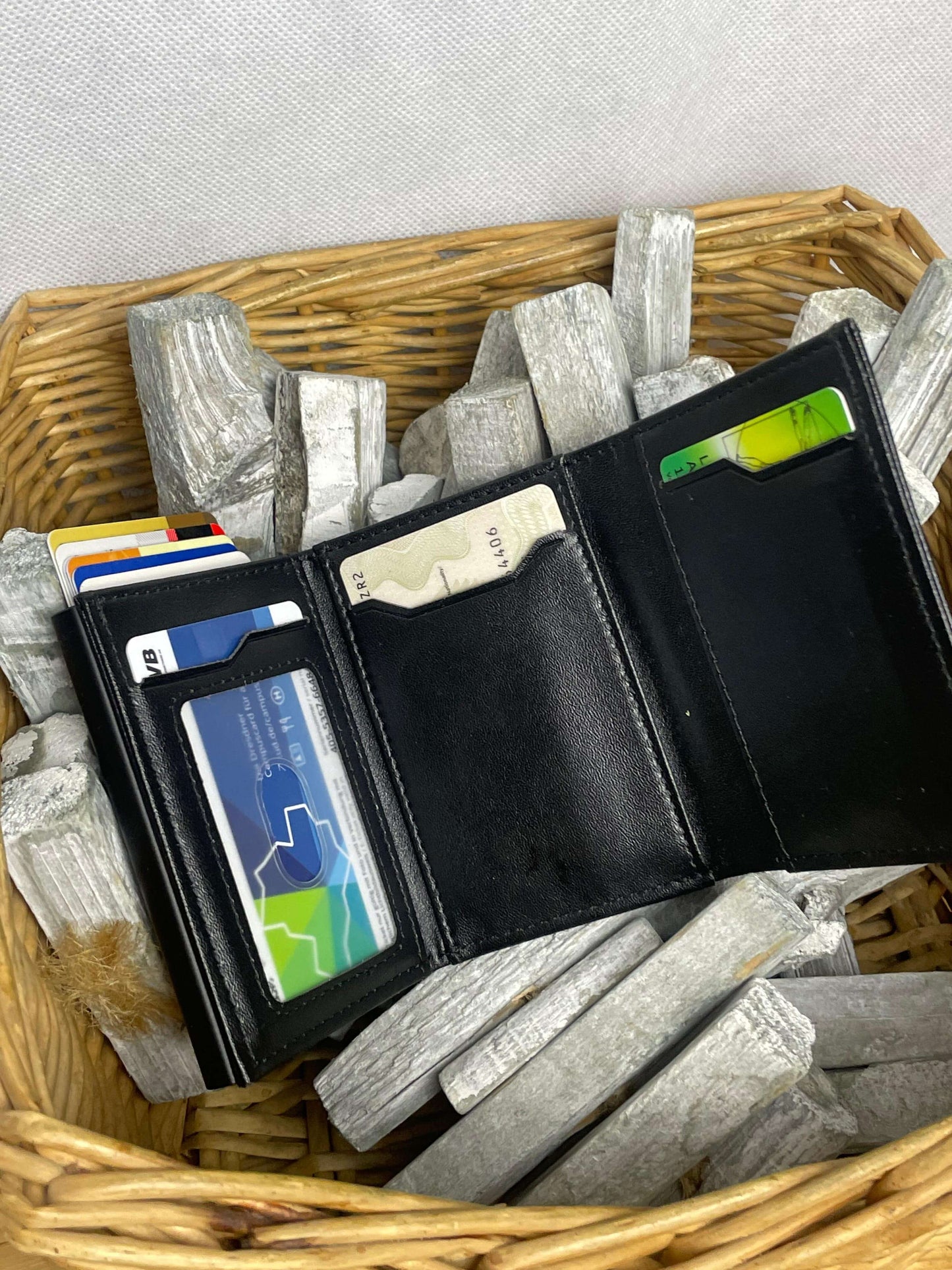 VELTICO Kreditkartenetui aus Metall – Slim Cardholder mit Pop-Up-Mechanismus
