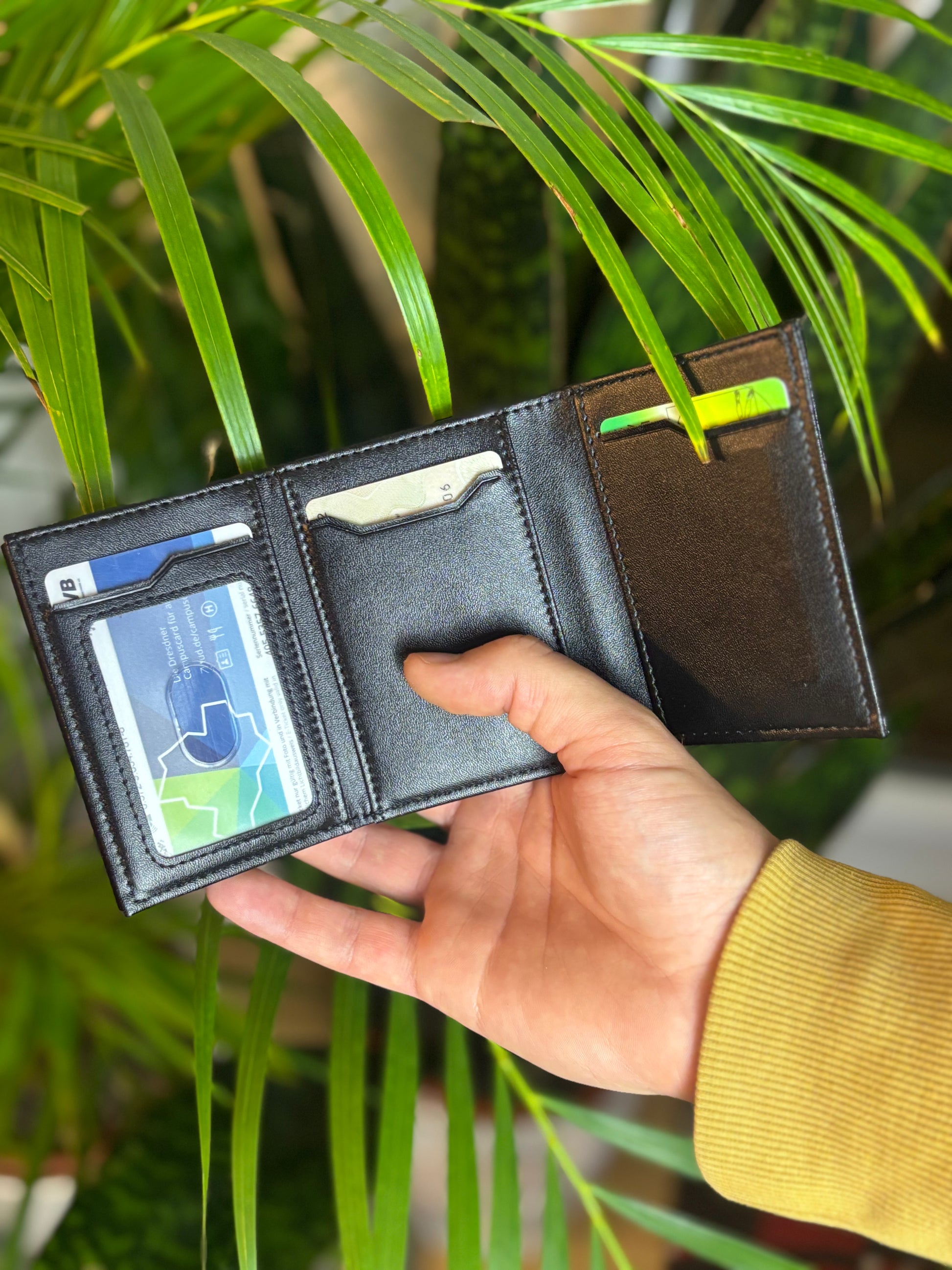 VELTICO Kreditkartenetui aus Metall – Slim Cardholder mit Pop-Up-Mechanismus