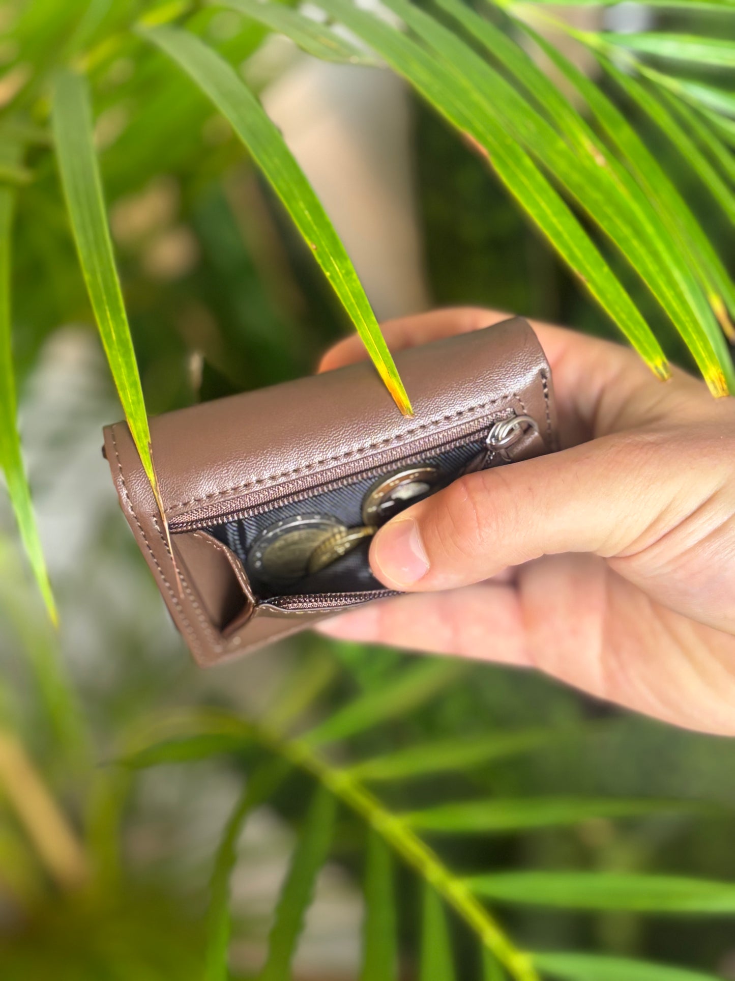 VELTICO Kreditkartenetui aus Metall – Slim Cardholder mit Pop-Up-Mechanismus