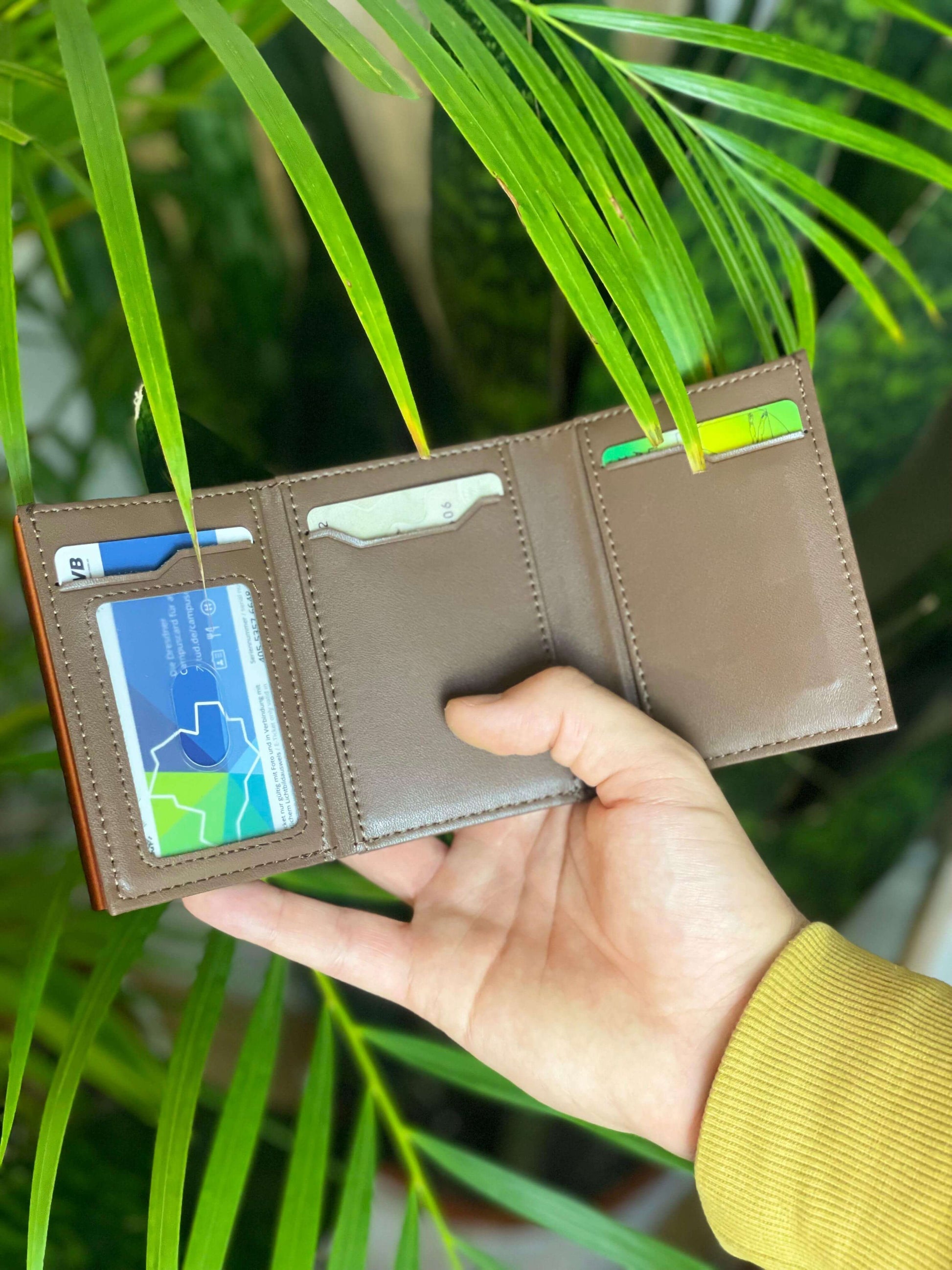 VELTICO Kreditkartenetui aus Metall – Slim Cardholder mit Pop-Up-Mechanismus